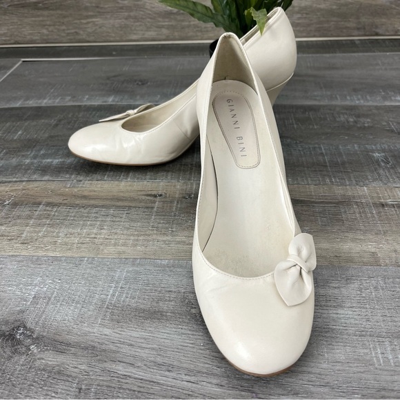 Gianni Bini Cream Pump Heels Decorative Side Bow Size 7.5 - Picture 3 of 12